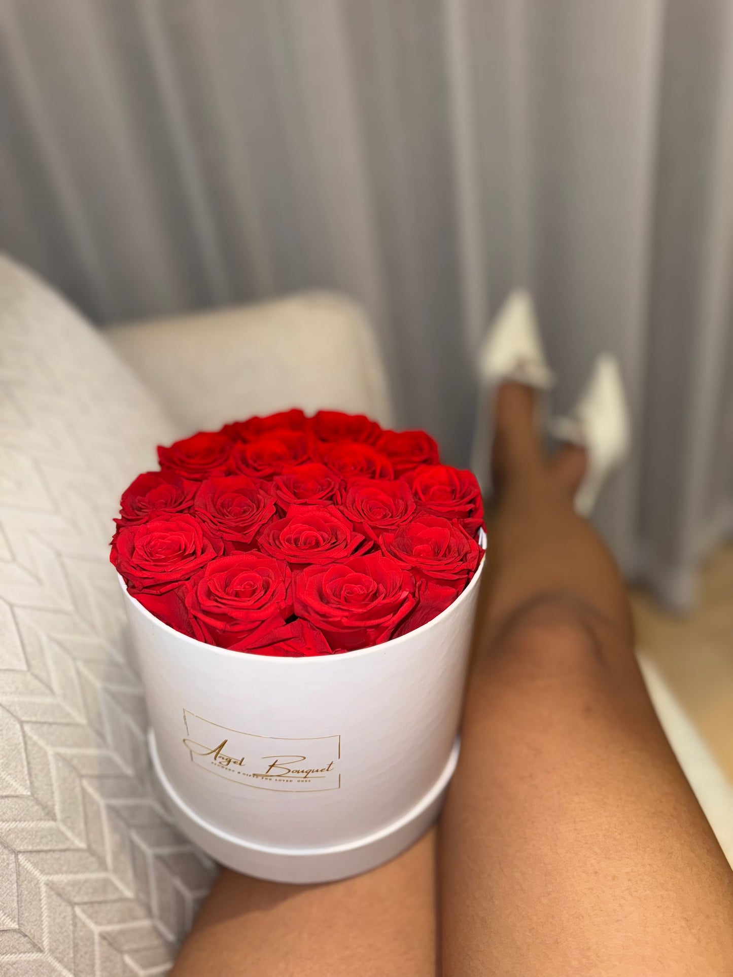 Everlasting Roses - Round Box Packaging (White)