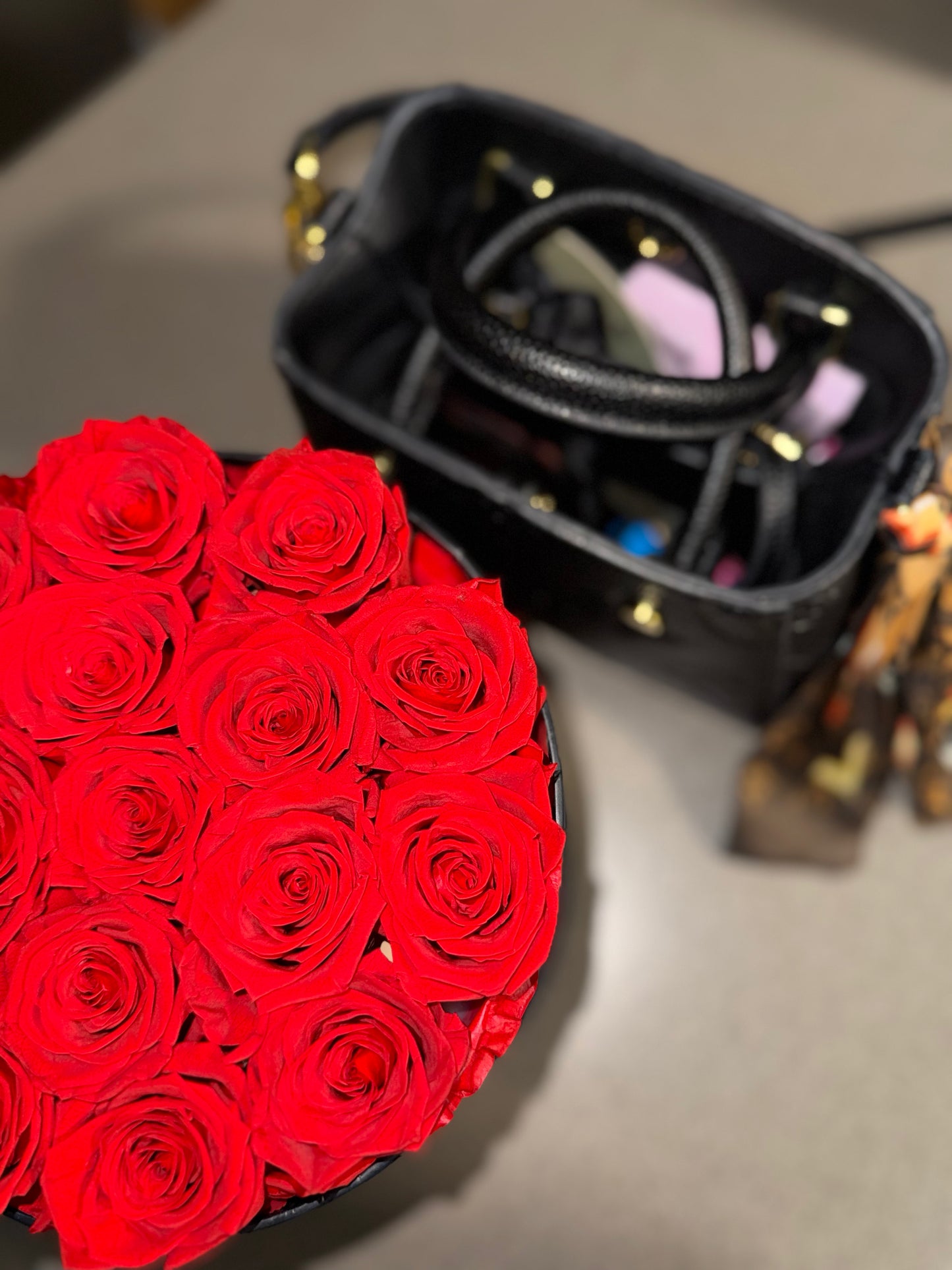Everlasting Roses - Round Box Packaging (Black)